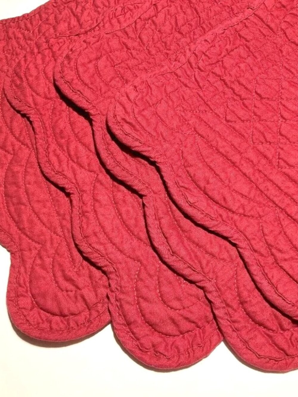 Set of 4 Quilted Matelasse Placemats w Scallops, 2-sided